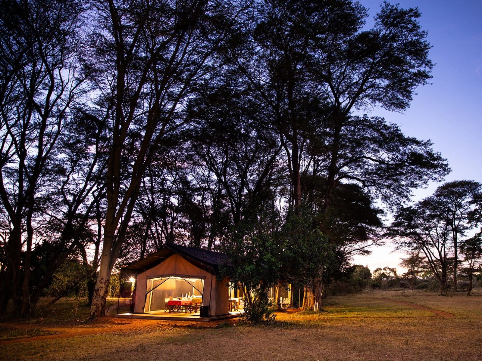 Rondreis Kenia, Basecamp Adventure, Masai Mara National Reserve, buitenaanzicht eettent