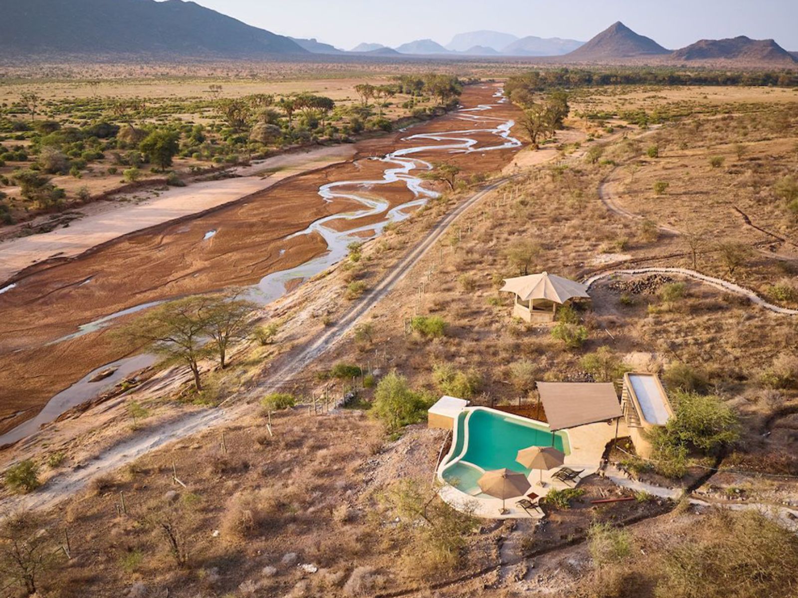 Rondreis Kenia, Buffalo Springs, Ashnil Surana, bovenaanzicht rivier en zwembad