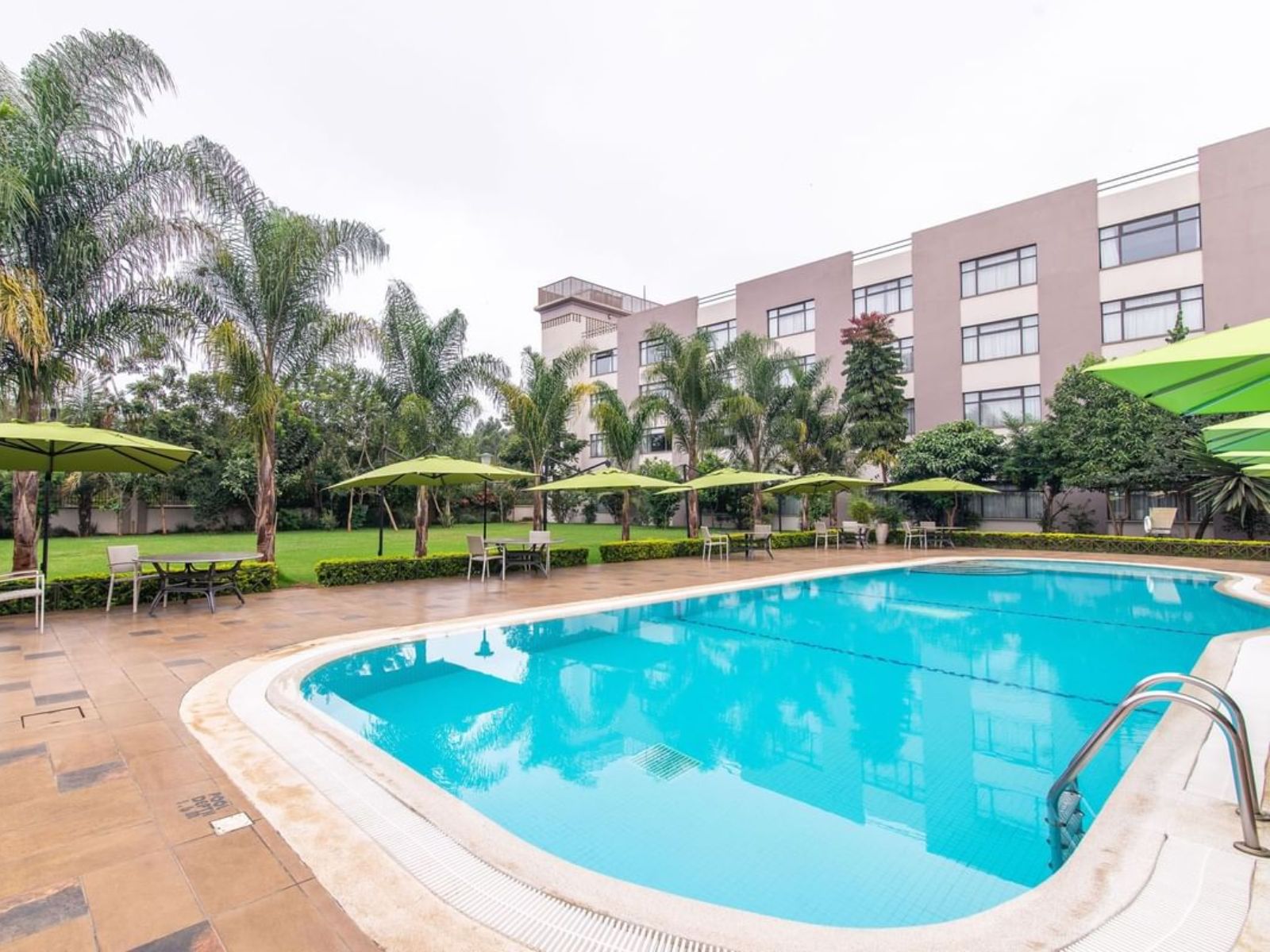 Rondreis Kenia, Nairobi, Tamarind Tree hotel, zwembad