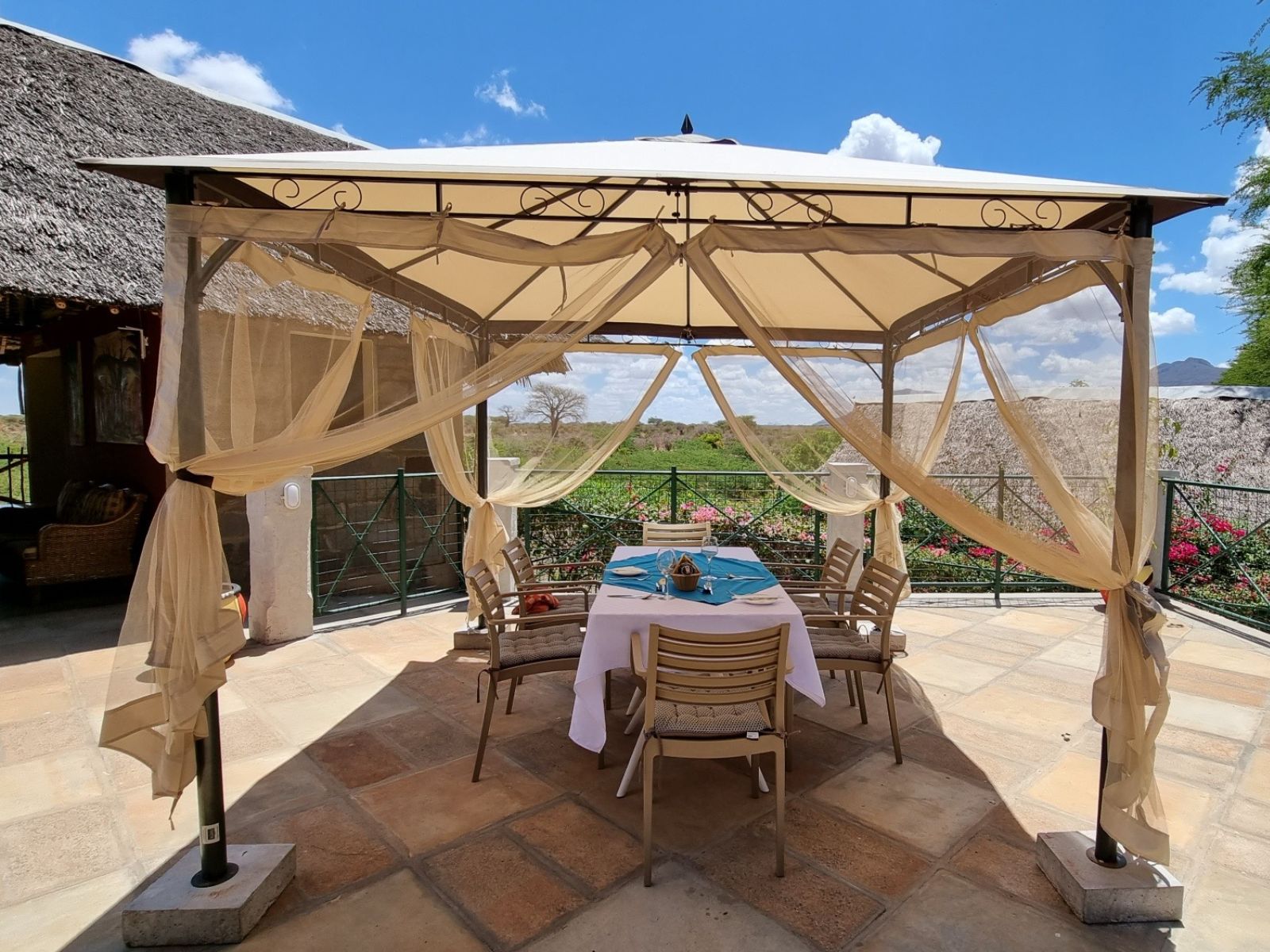 Rondreis Kenia, Tsavo East NP, Manyatta Camp, eettafel