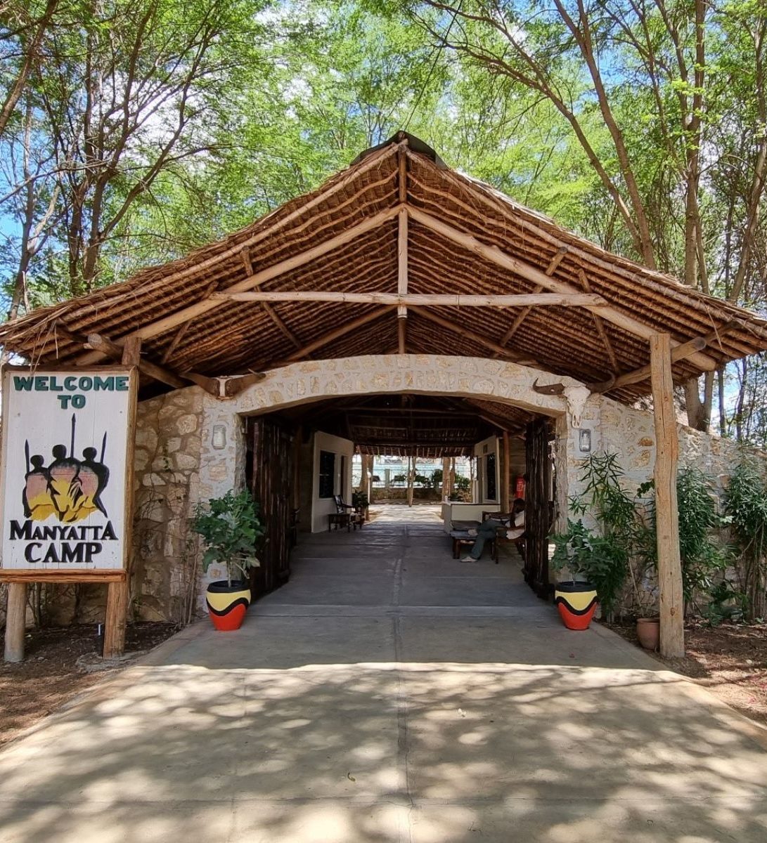 Rondreis Kenia, Tsavo East NP, Manyatta Camp, hotel ingang