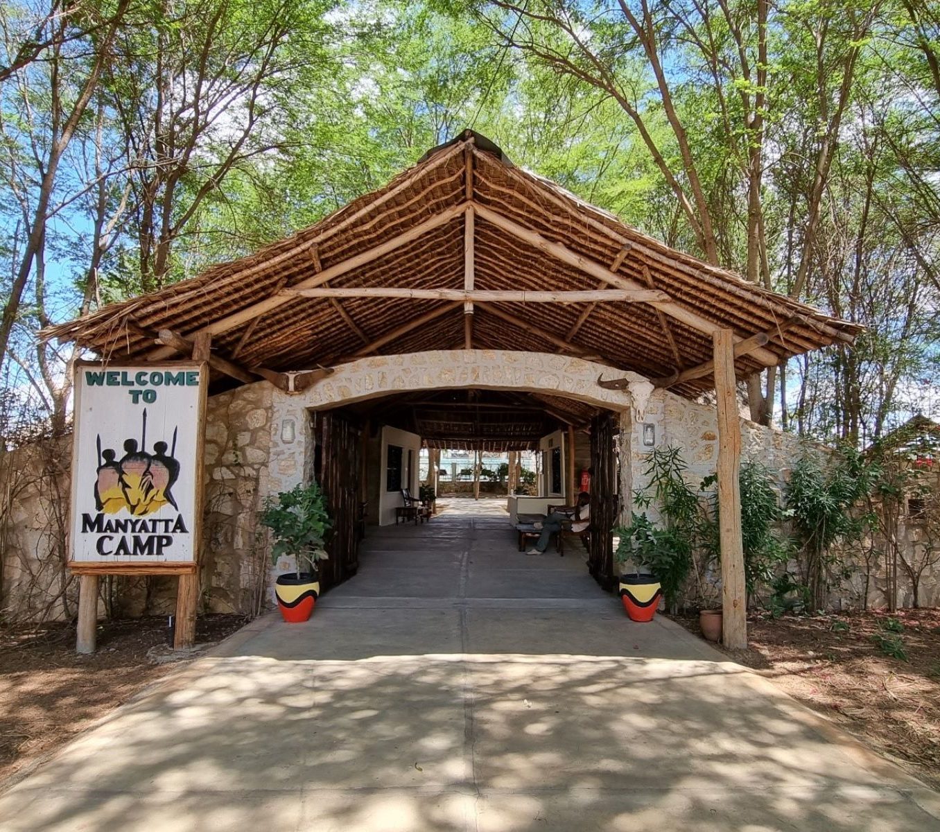 Rondreis Kenia, Tsavo East NP, Manyatta Camp, hotel ingang