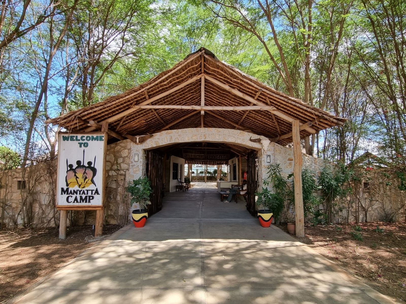 Rondreis Kenia, Tsavo East NP, Manyatta Camp, hotel ingang