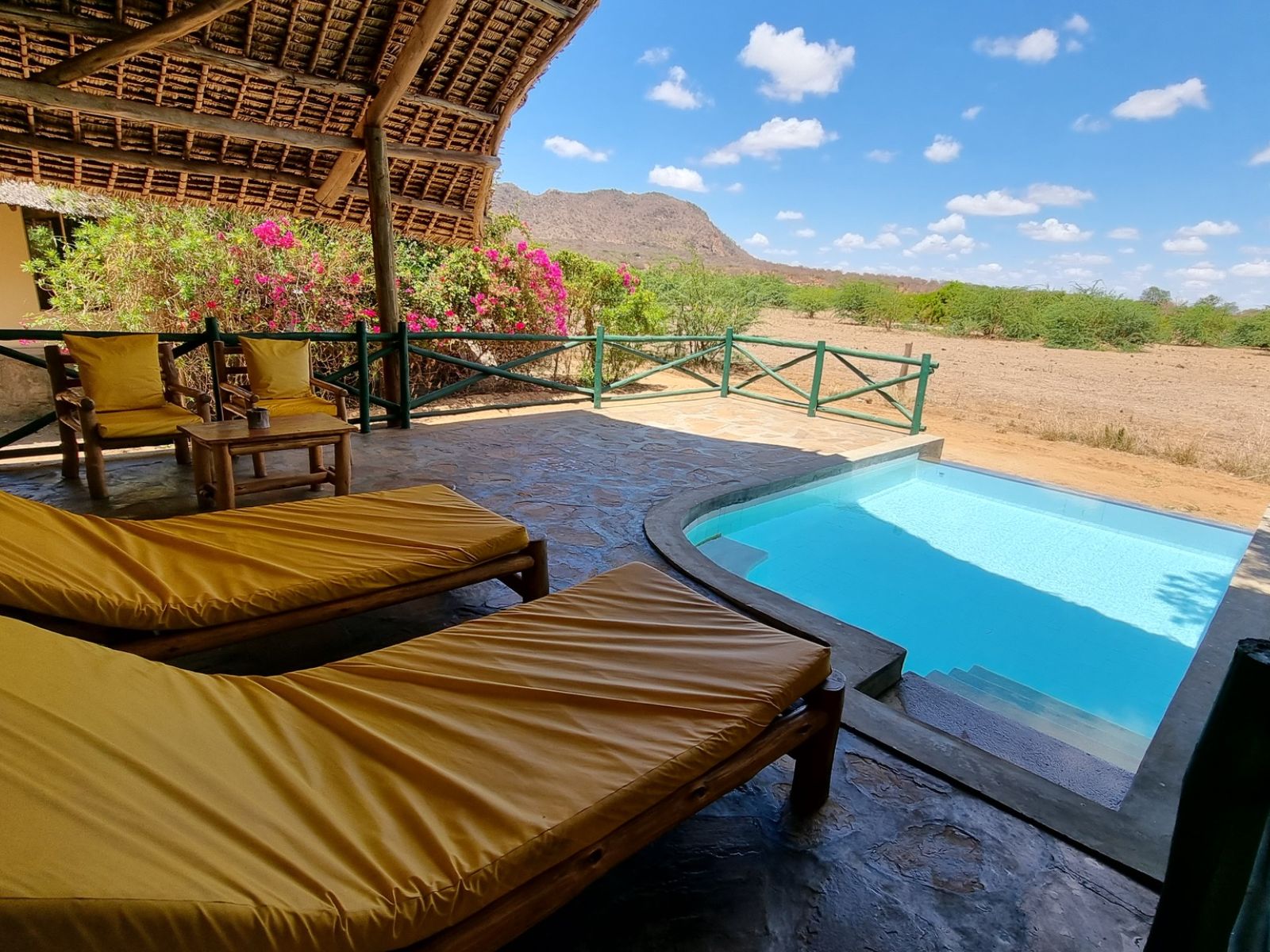 Rondreis Kenia, Tsavo East NP, Manyatta Camp, prive zwembad op terras
