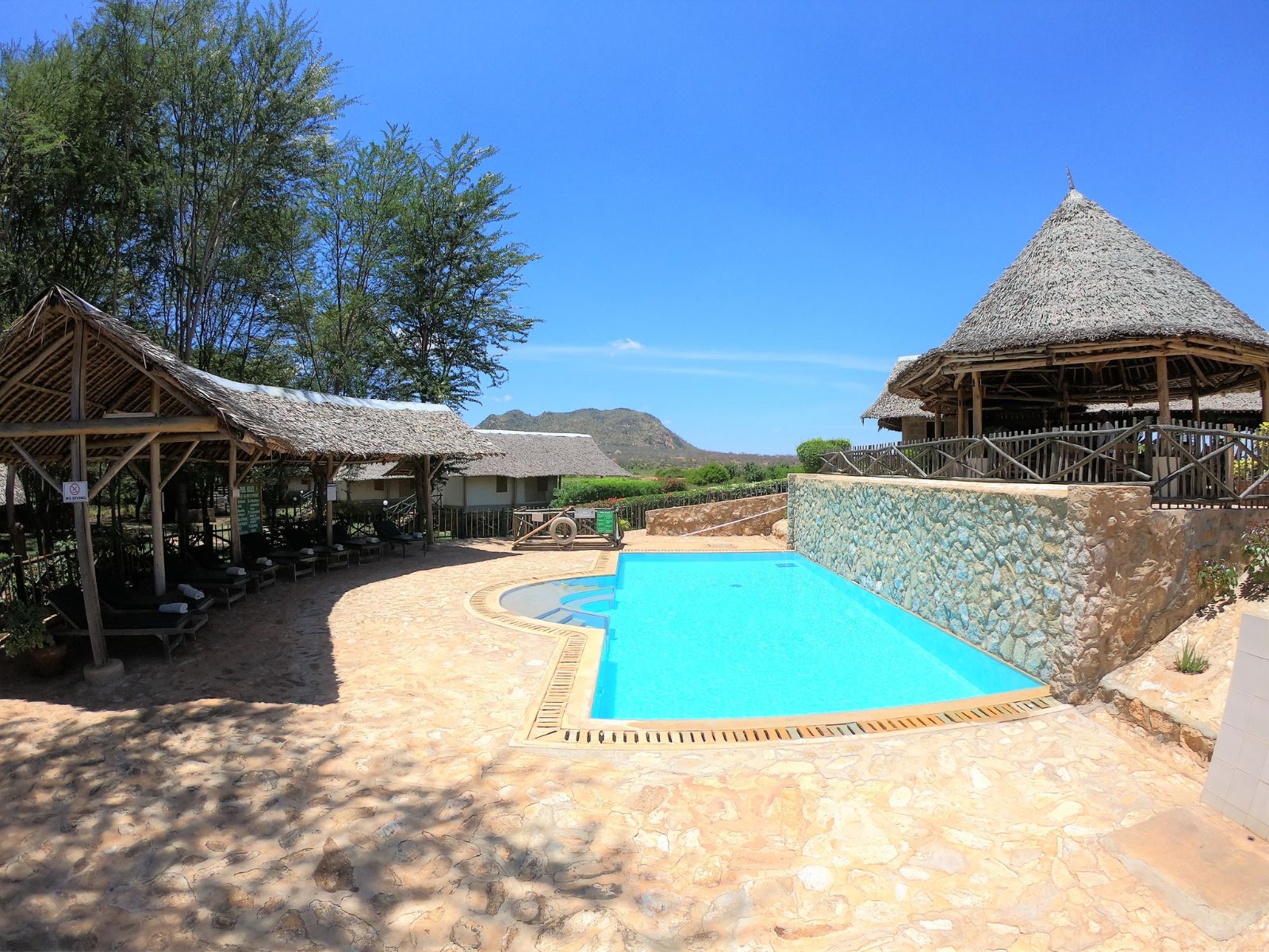 Rondreis Kenia, Tsavo East NP, Manyatta Camp, zwembad
