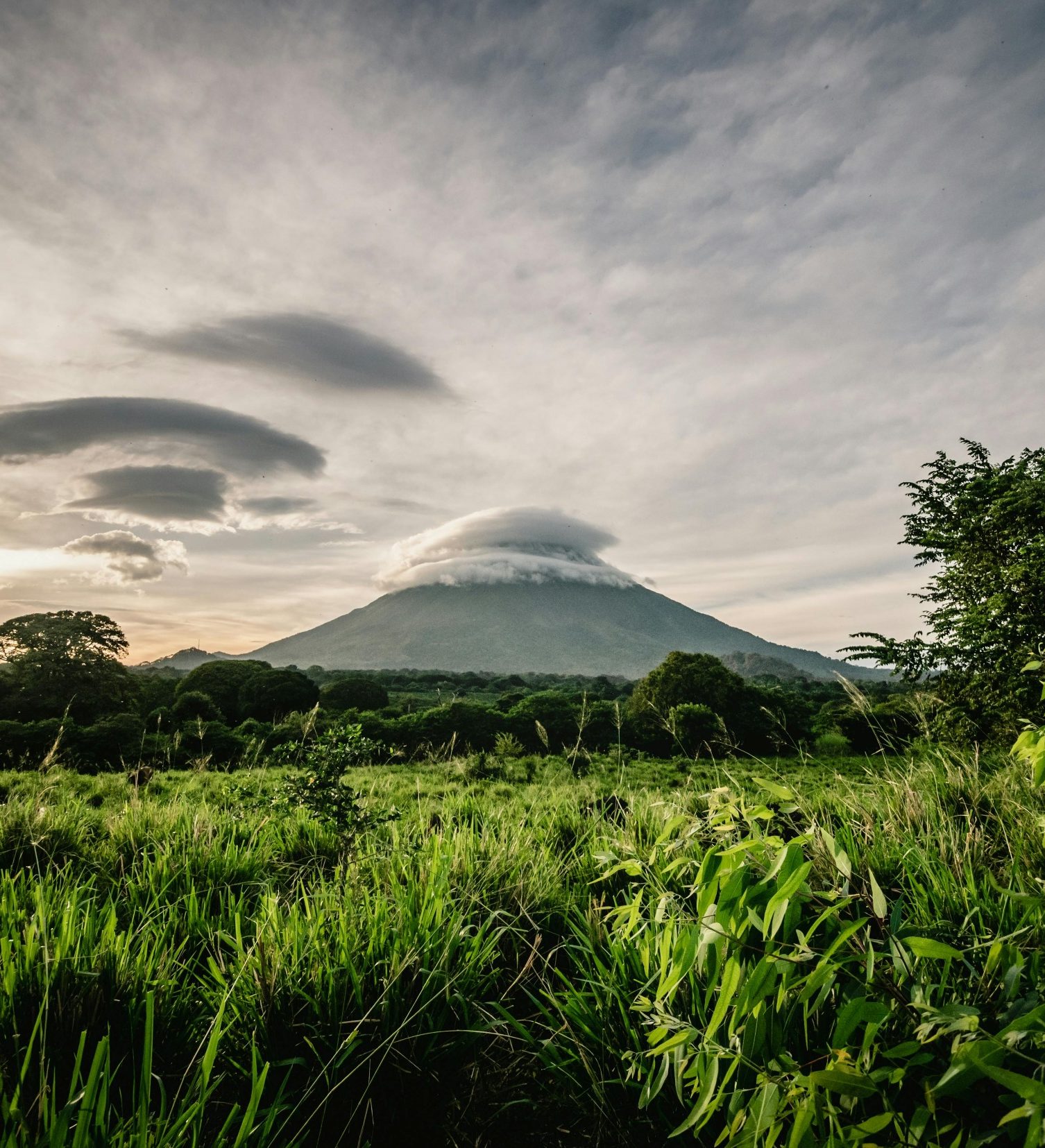 Rondreis Nicaraqua, Bergtop met wolken