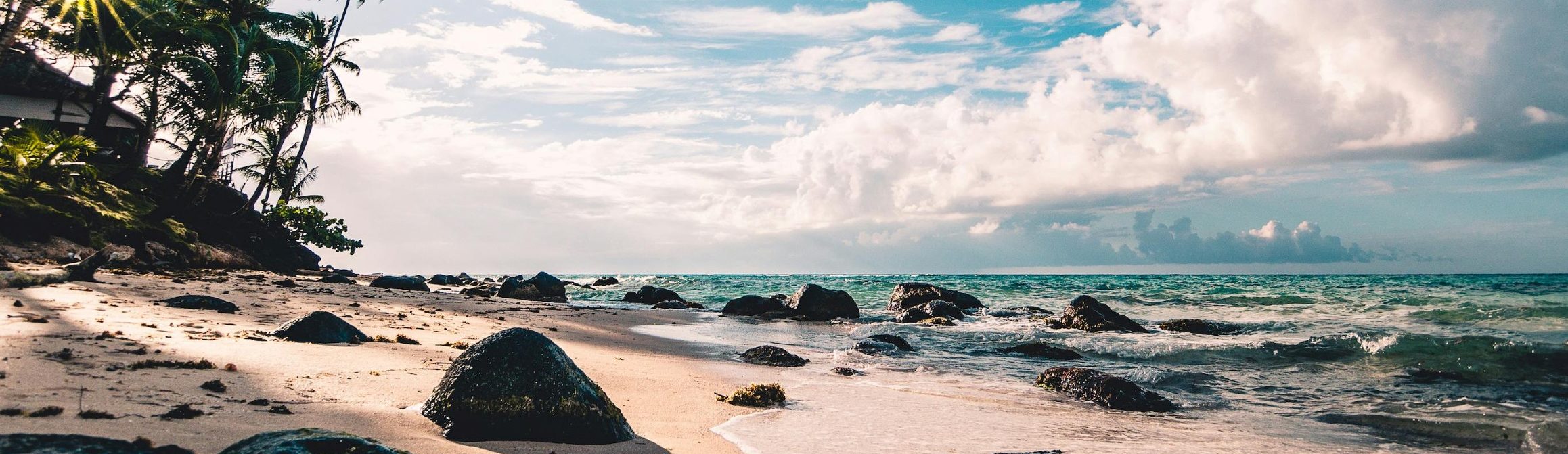 Rondreis Nicaraqua, strand met rotsen