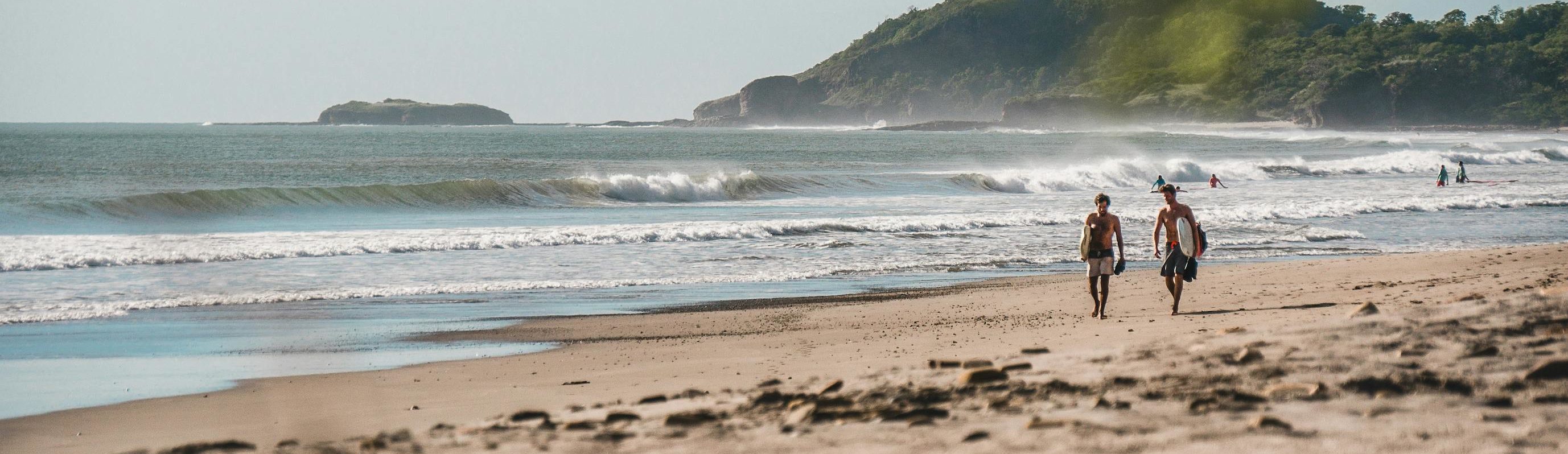 Rondreis Nicaraqua, strand met surfers