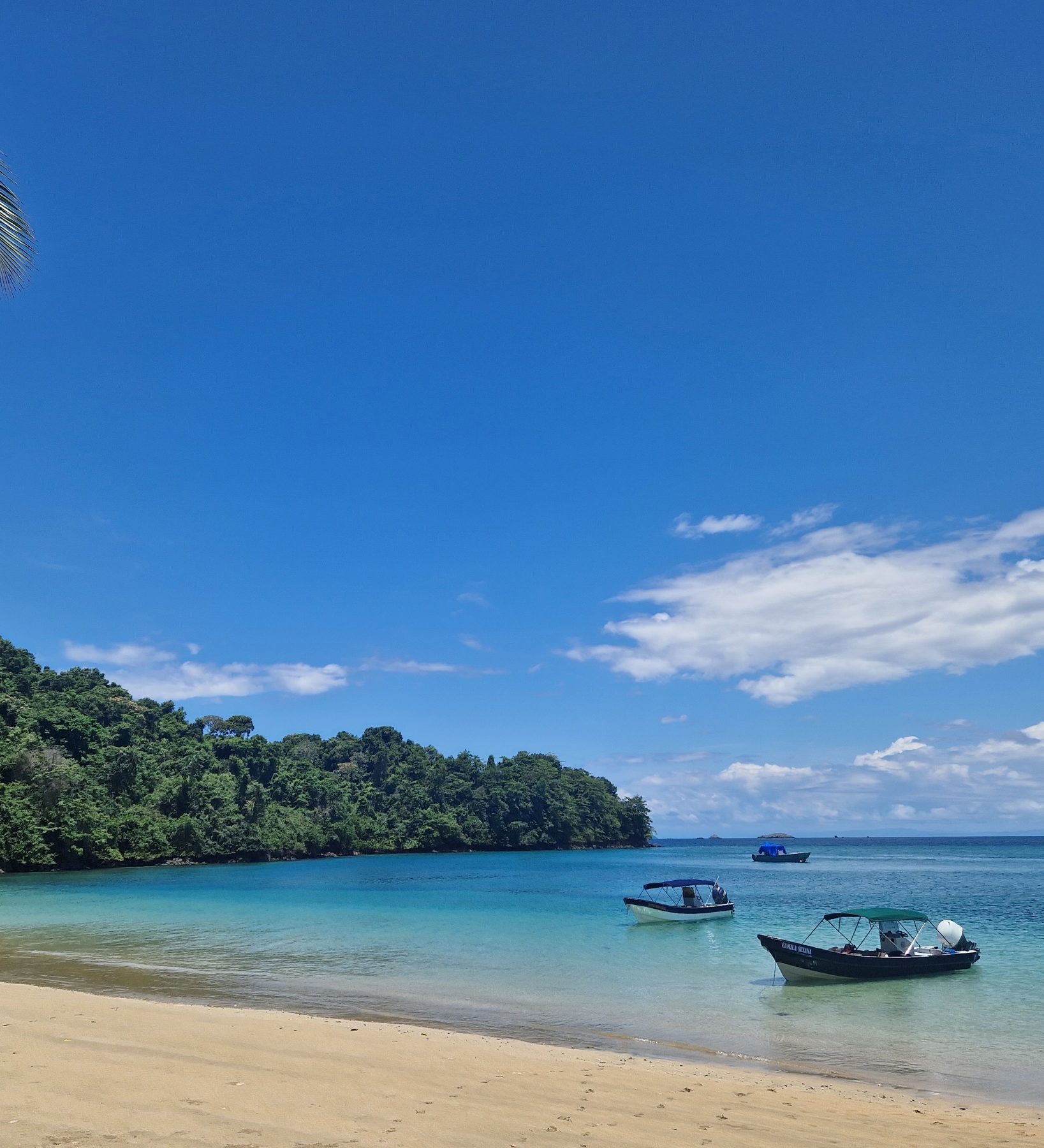 Rondreis Panama, Bocas del Toro, strand met boten