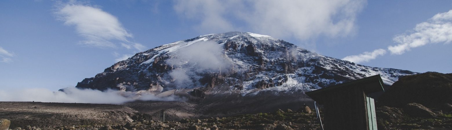 Rondreis Tanzania, Kilimanjaro, bergtop met hut