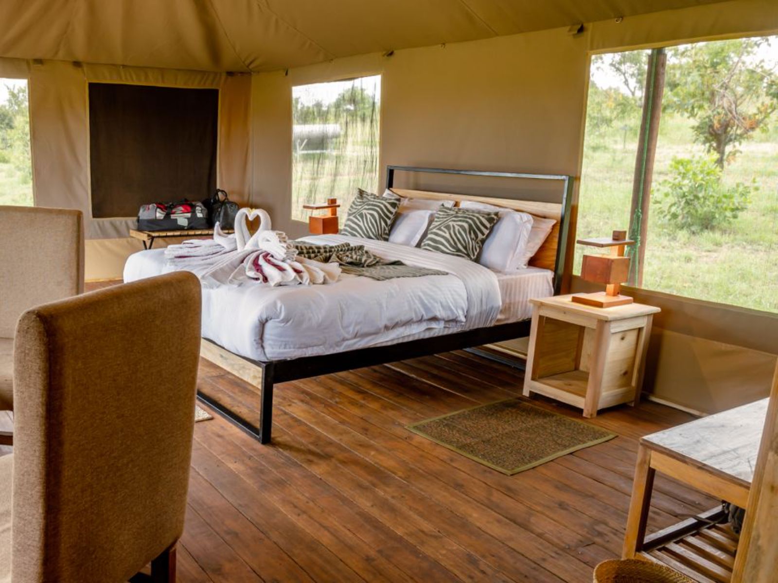 Rondreis Tanzania, Serengeti National Park, Baobab Central Serengeti Camp, tweepersoonskamer met ramen