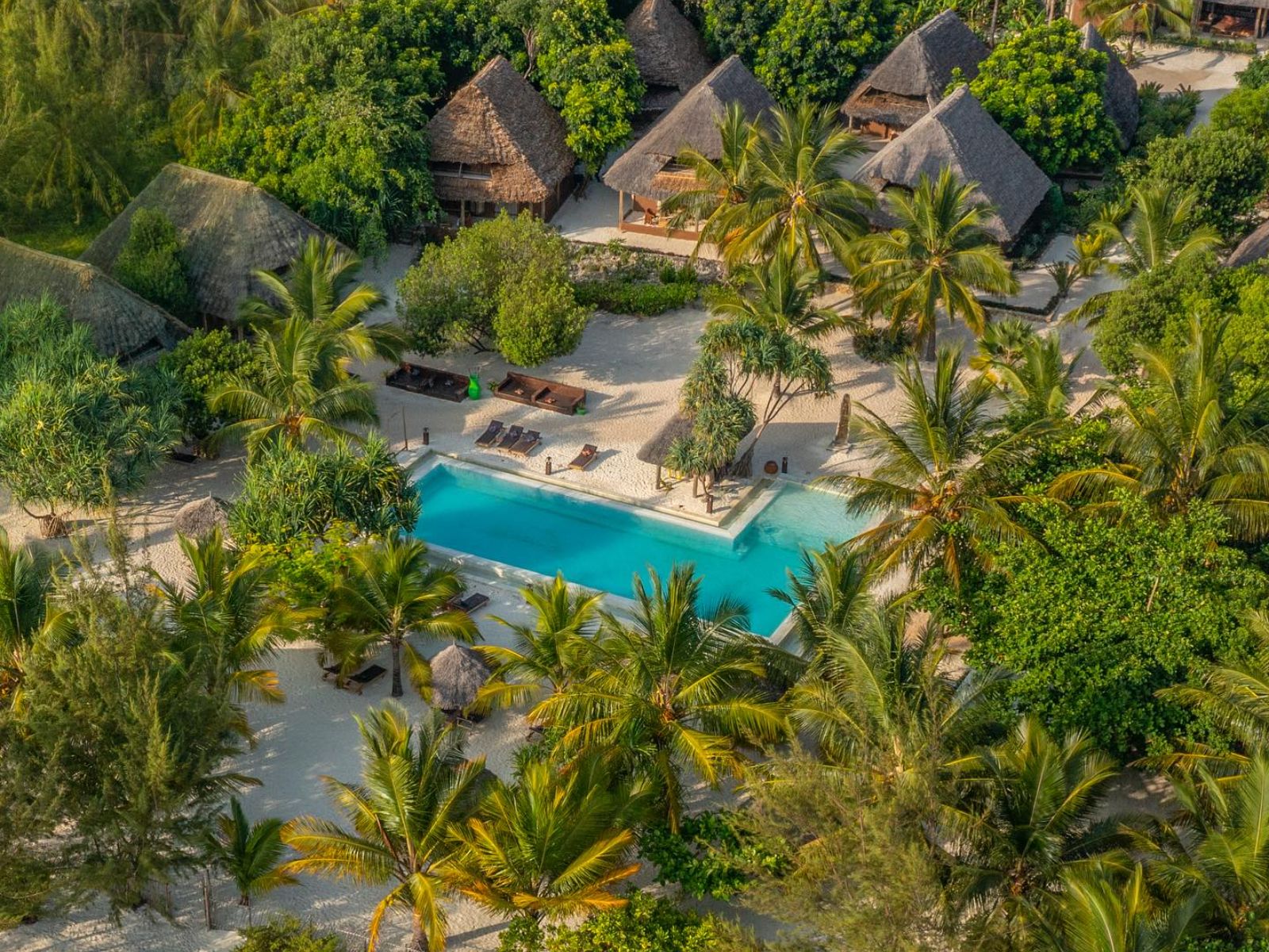 Rondreis Tanzania, Zanzibar, Mwezi Boutique Resort, bovenaanzicht met zwembad