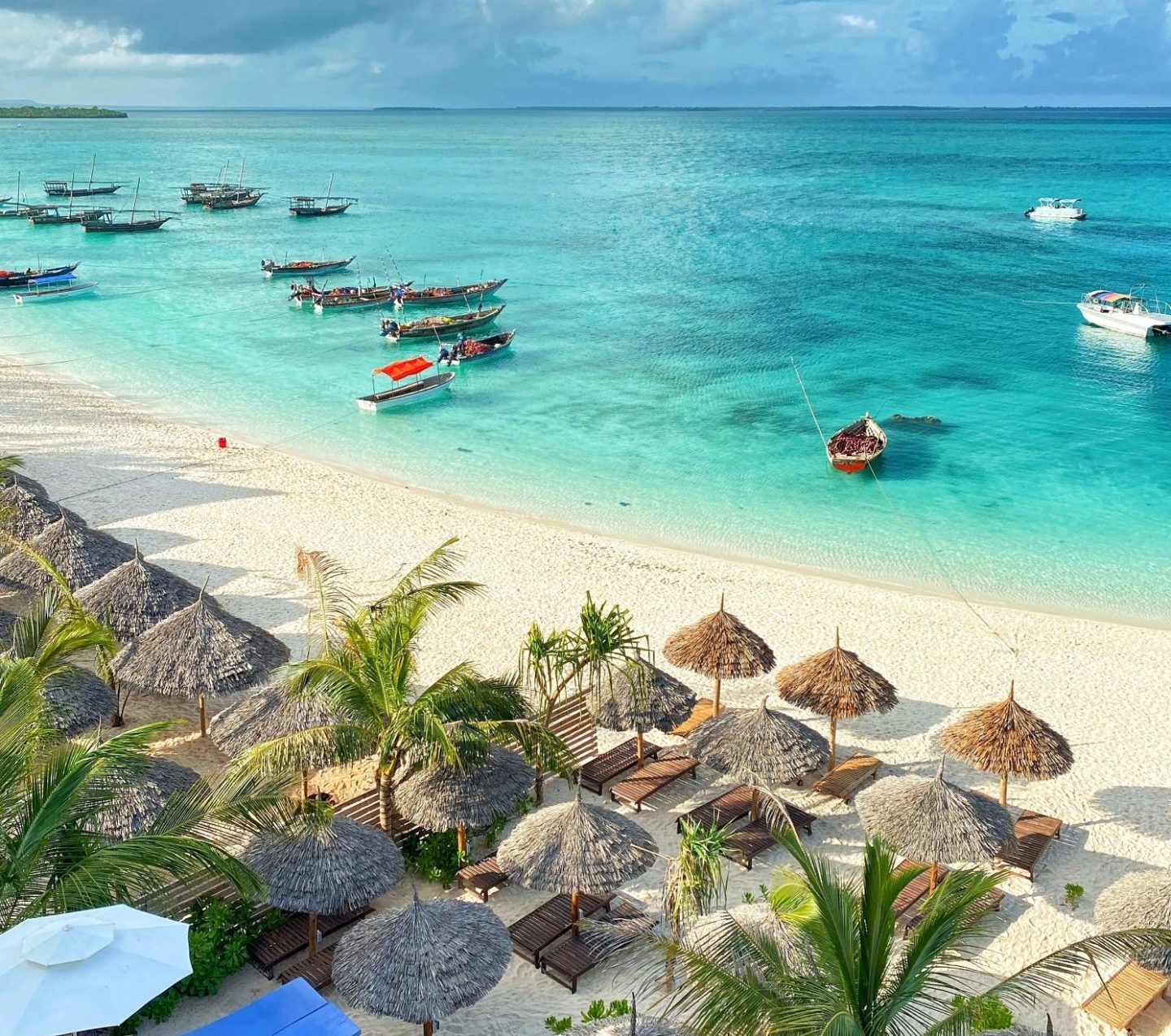 Rondreis Tanzania, Zanzibar, Bootjes en parasols