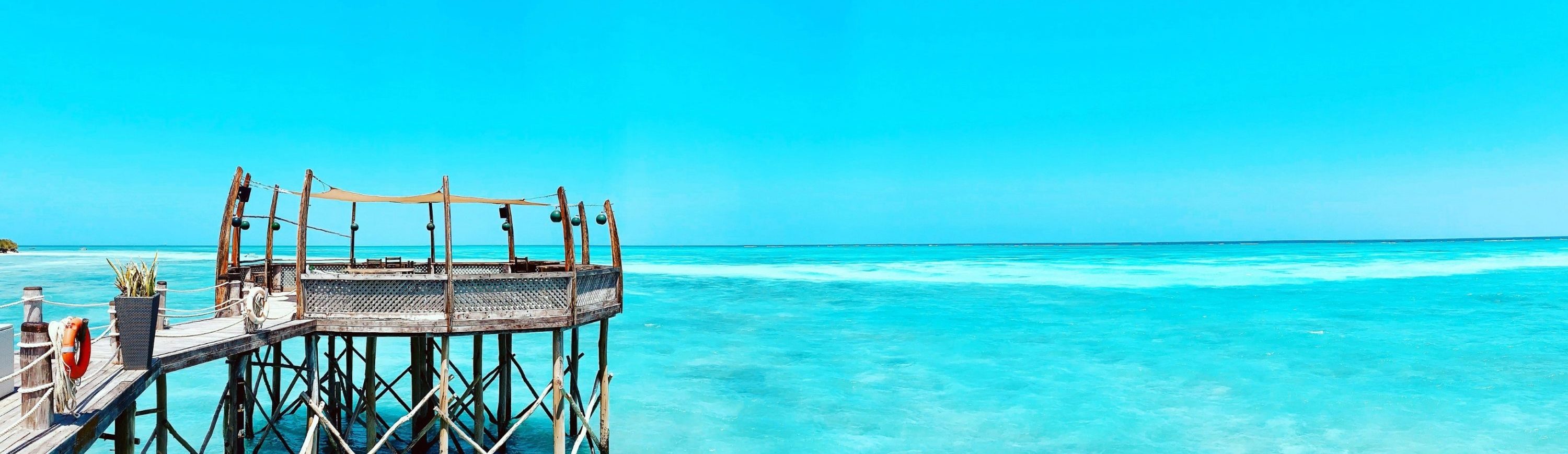Rondreis Tanzania, Zanzibar steiger in zee