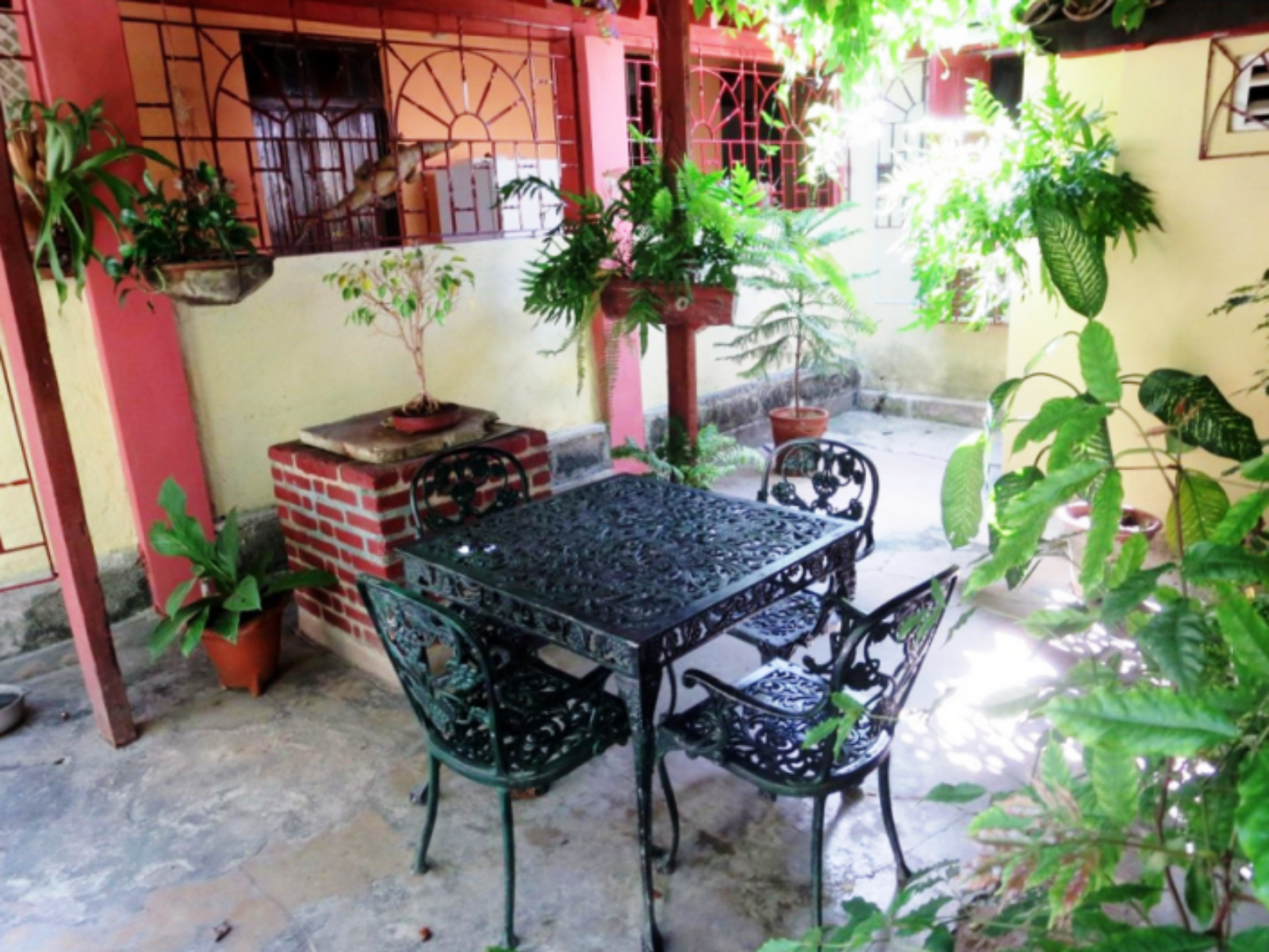 Rondreis Cuba, Casas Particulares, binnekant casa met een tafel