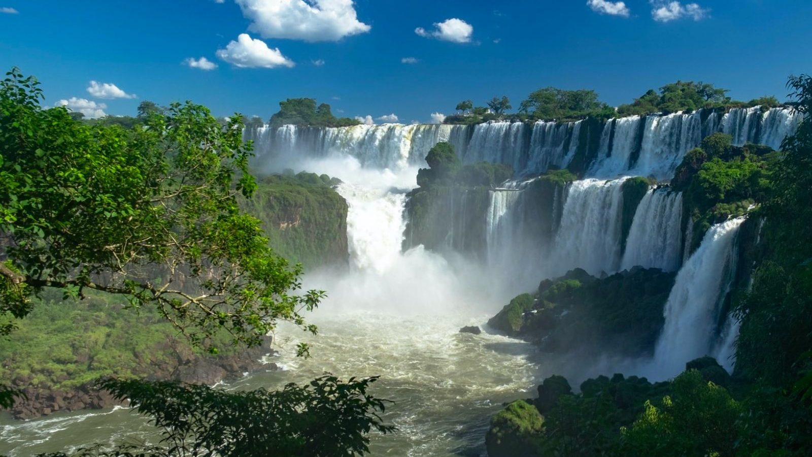rondreis argentinie iguazu , waterval met groen