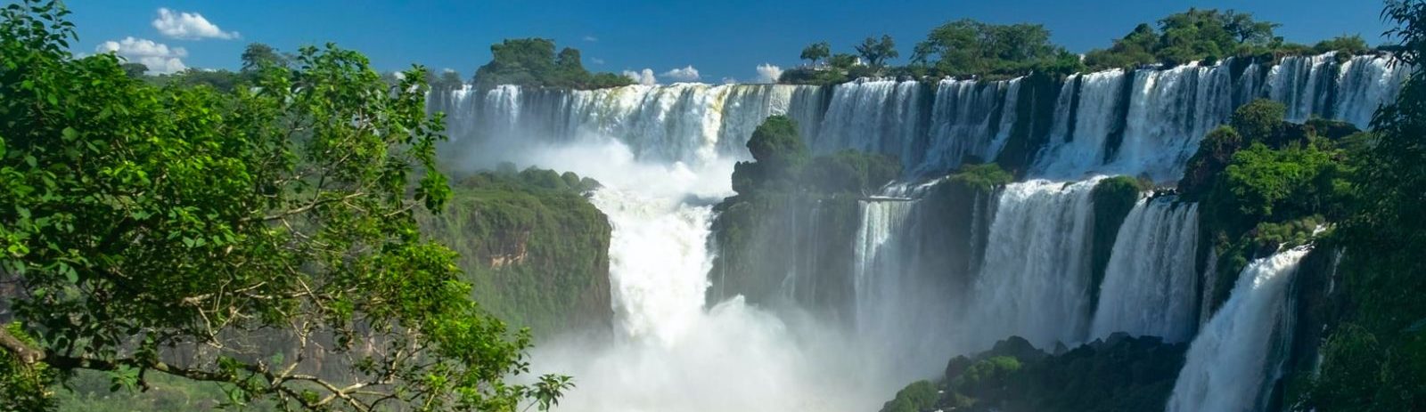 rondreis Argentinië, Puerto Iguazu, waterval in groene omgeving