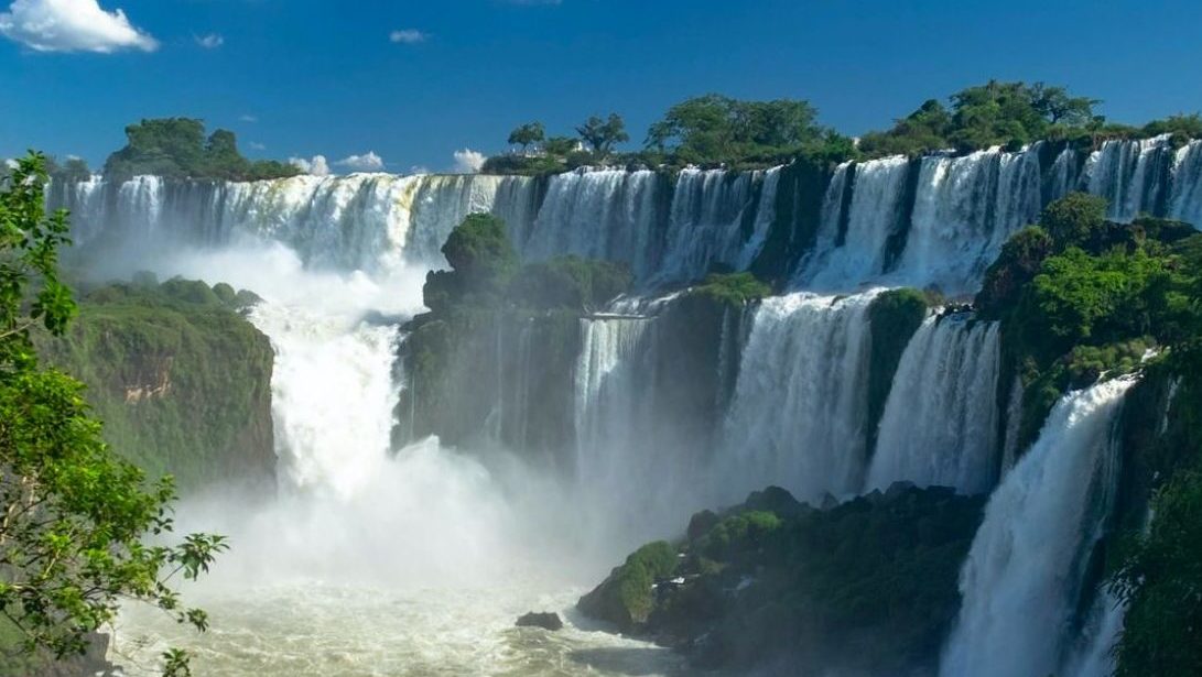 rondreis Argentinië, Puerto Iguazu, waterval in groene omgeving