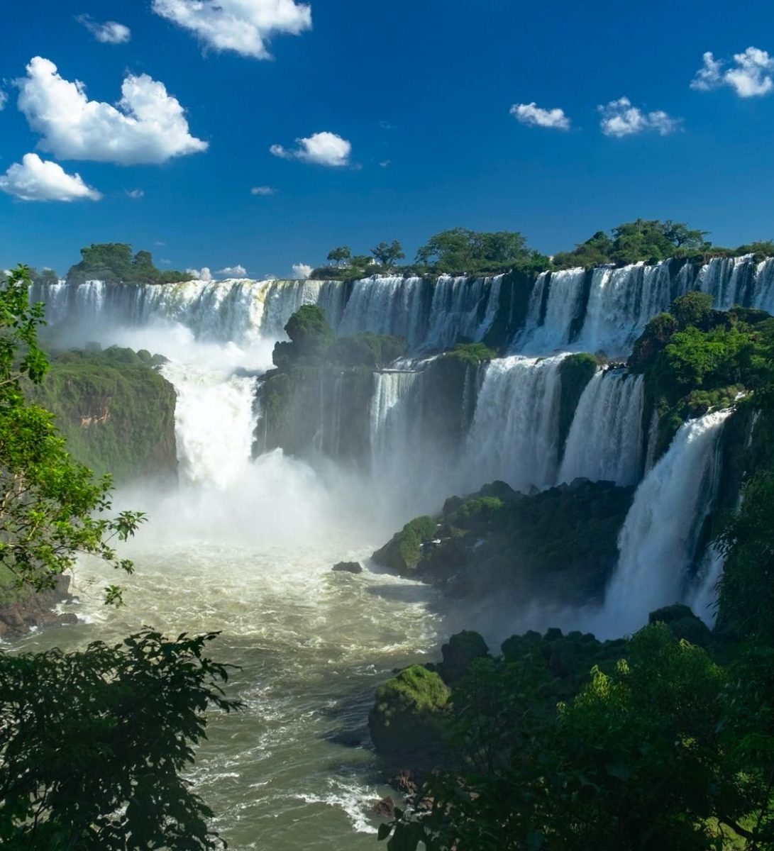 rondreis Argentinië, Puerto Iguazu, waterval in groene omgeving