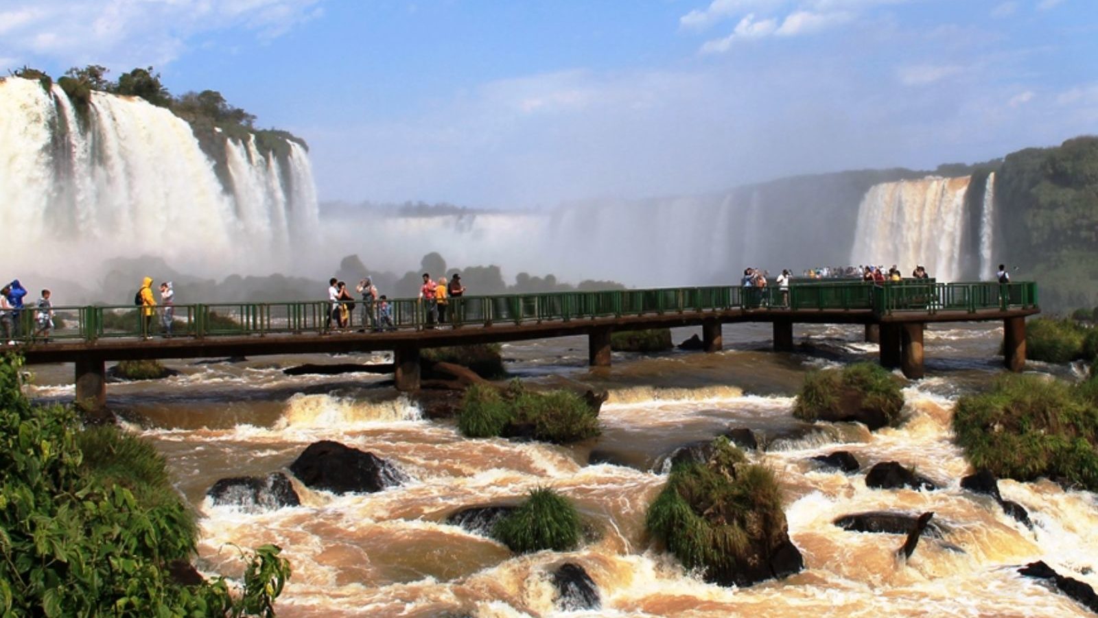 Rondreis Argentinië, Puerto Iguazu, waterval en een brug