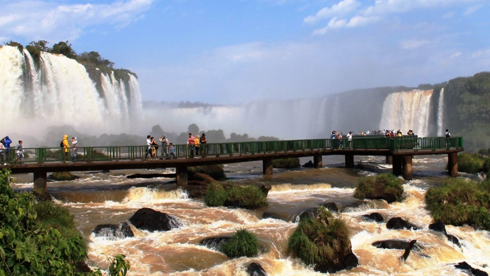 rondreis argentinie iguazu brazil, brug bij de waterval