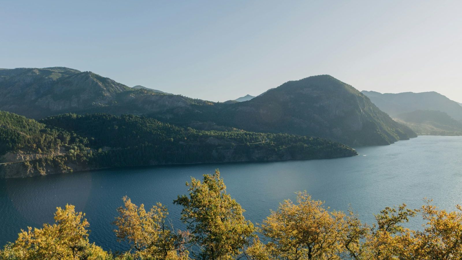 Rondreis Argentinië, San Martin de los Andes, berg aan het meer