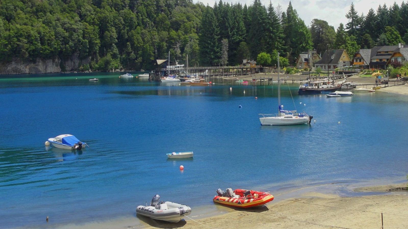 rondreis argentinie villa angostura parque nahuel huapi meer met boten