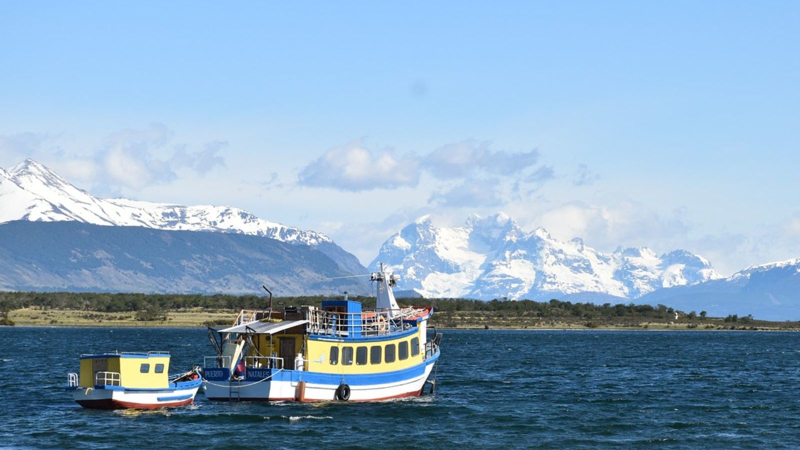 Rondreis Chili, Puerto Natales, boten in het water