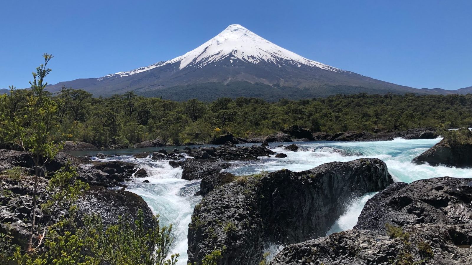 Rondreis Chili, Puerto Varas, foto van rivier en berg