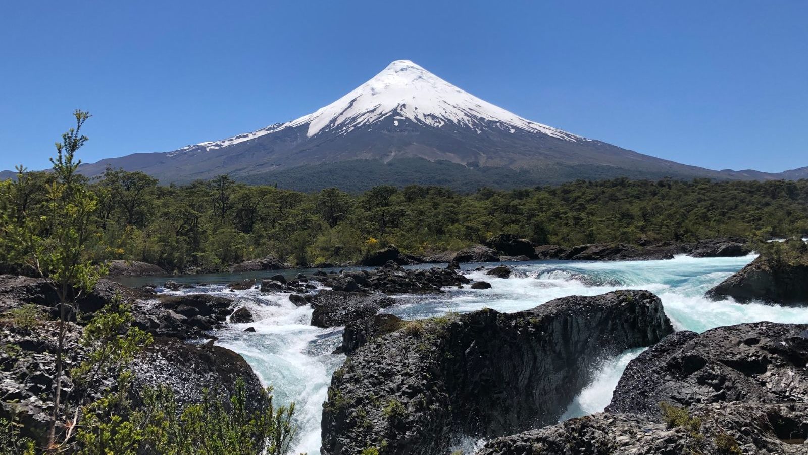 Rondreis Chili, Puerto Varas, Rivier en berg