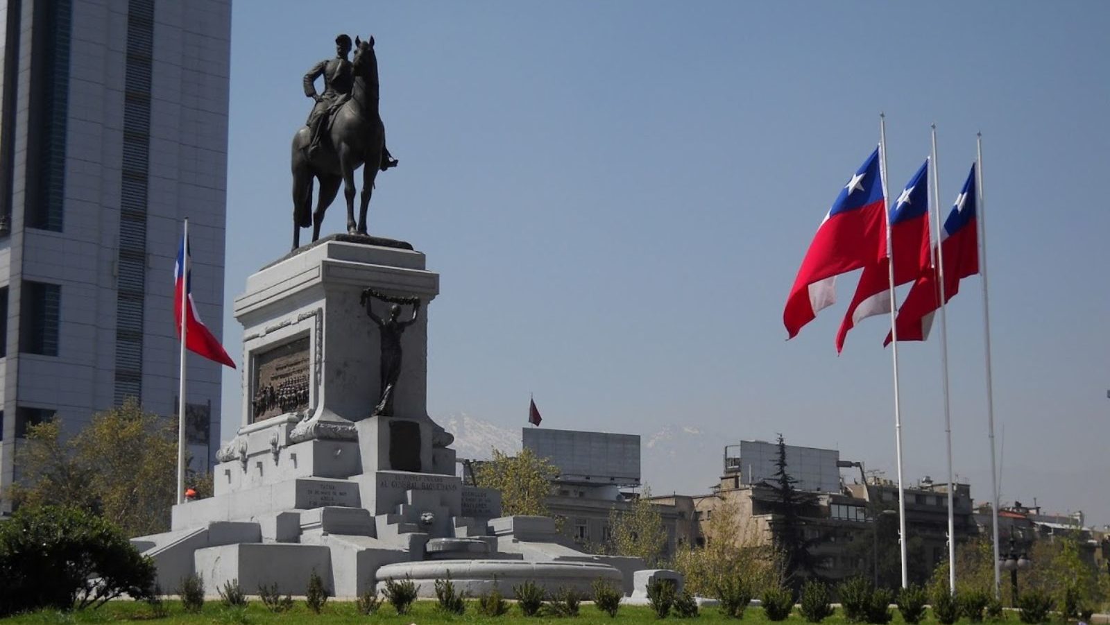 Rondreis Chili, Santiago, standbeeld met Chileense vlaggen