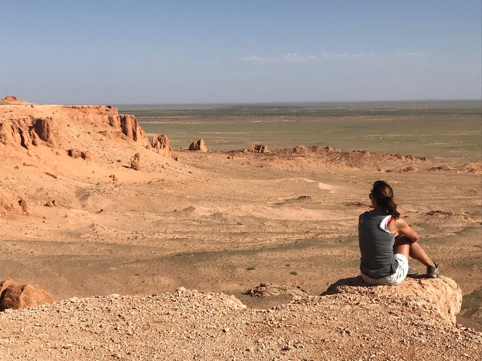Foto medewerker, Sandy, Mongolia, Sandy zittend op rotsen