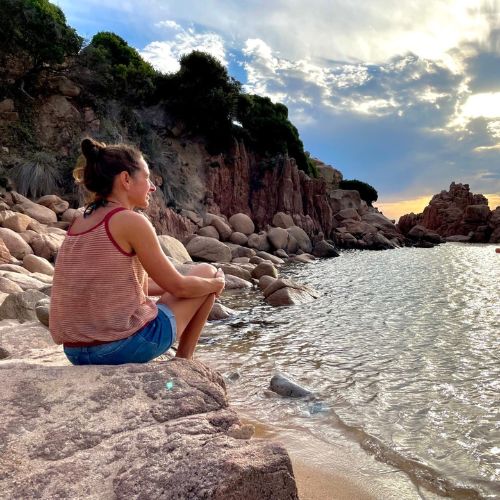 Uitgelichte foto, Sandy, Sardinie, zittend op rotsen bij het strand