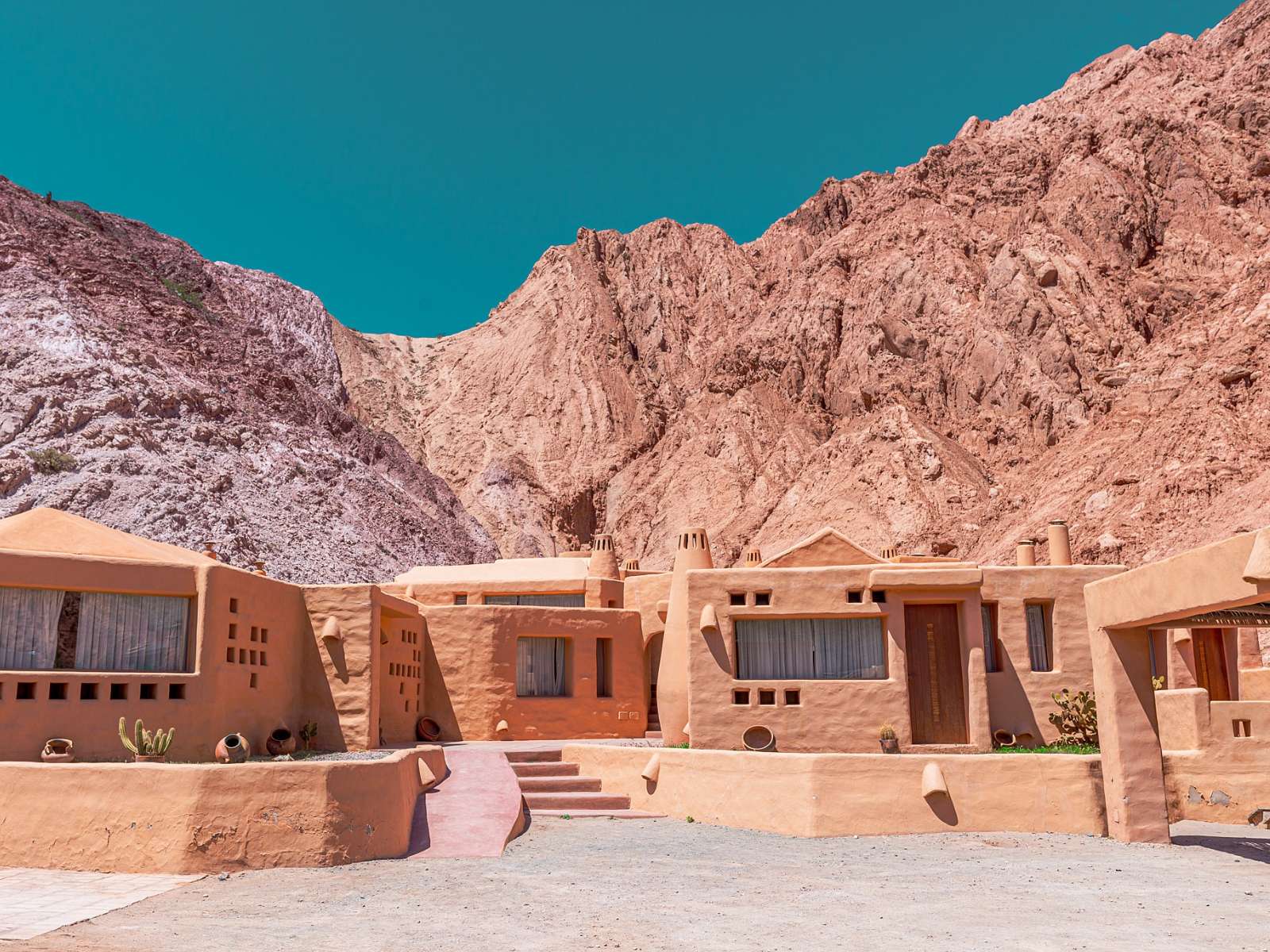 Rondreis Argentinië, Purmamarca, Los Colorados Cabanas, buitenaanzicht verblijf