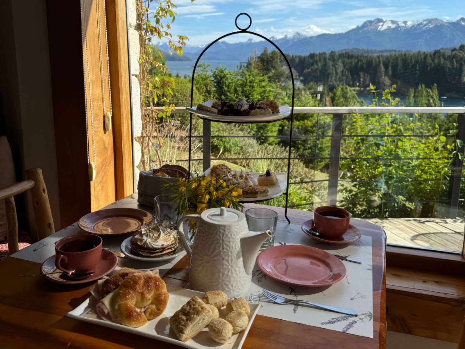 Rondreis, Argentinië, Villa la Angostura, El Bosque by DOT Tradition, tafel met uitzicht