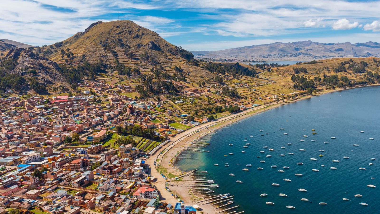 Rondreis Bolivia, Titicacameer, Copacabana bovenaanzicht stad en meer