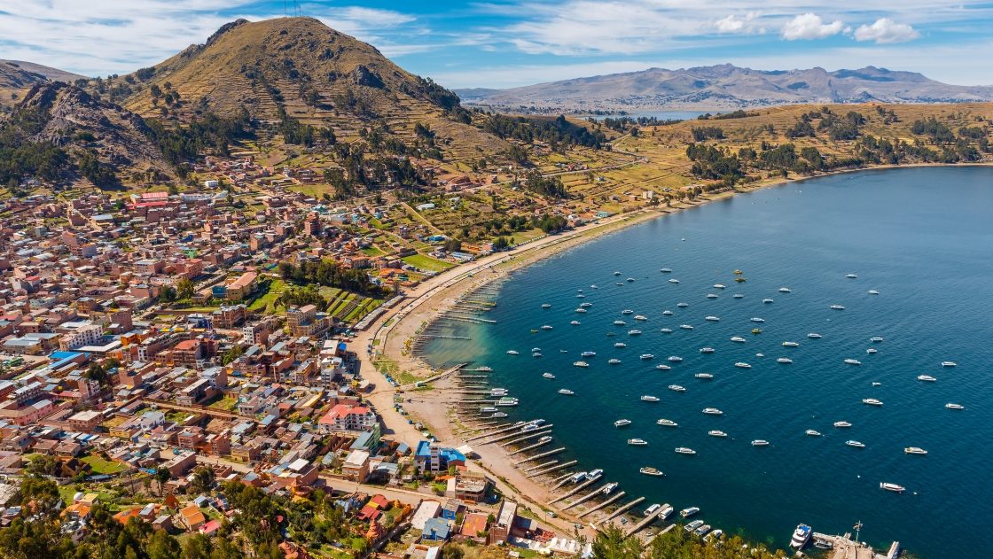Rondreis Bolivia, Titicacameer, Copacabana bovenaanzicht op de stad en meer