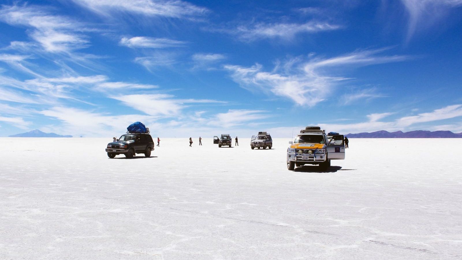 Rondreis Bolivia, Uyuni, auto's op de zoutvlaktes