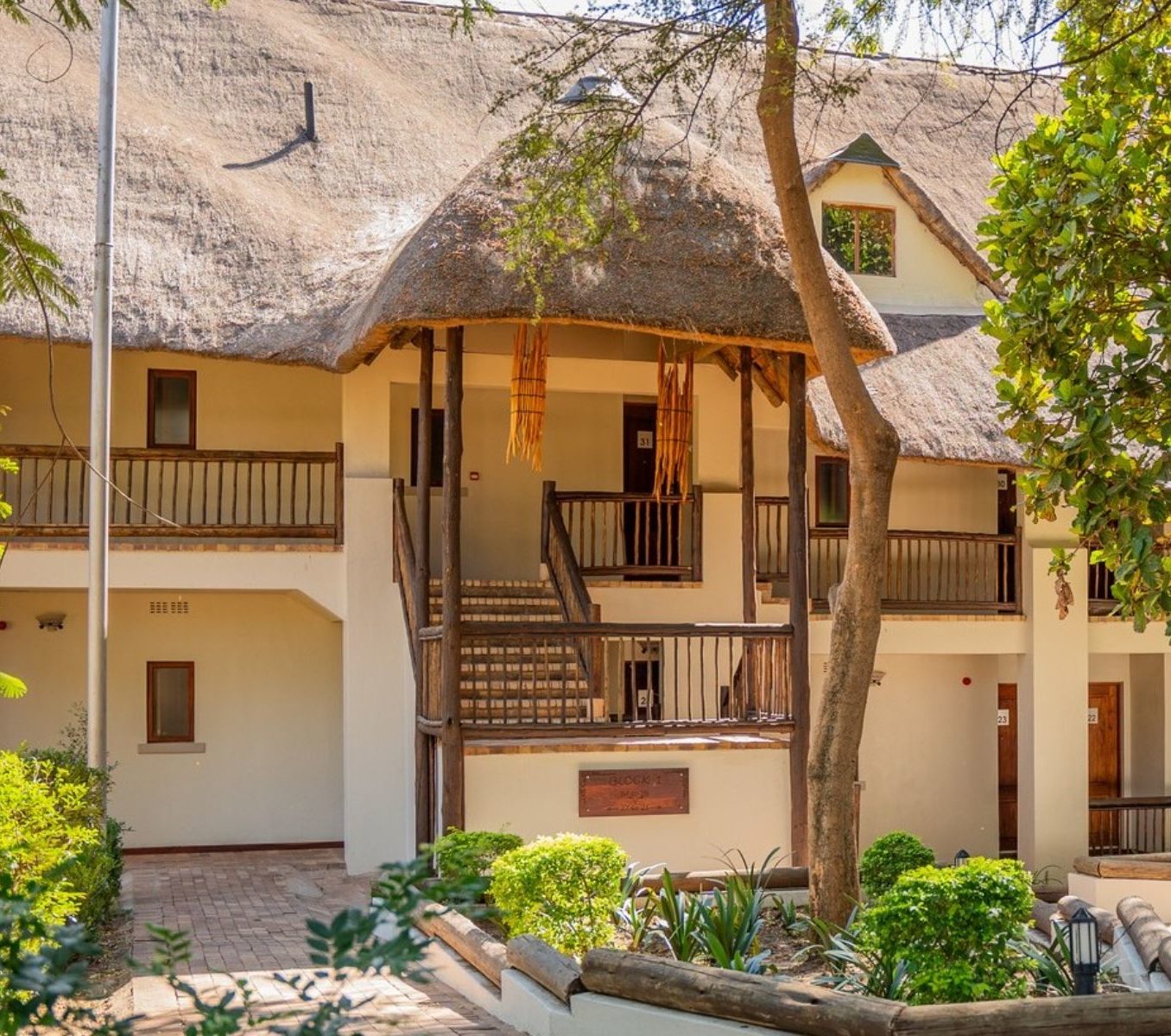 Rondreis Botswana, Chobe NP, Chobe Safari Lodge, vooraanzicht verblijf