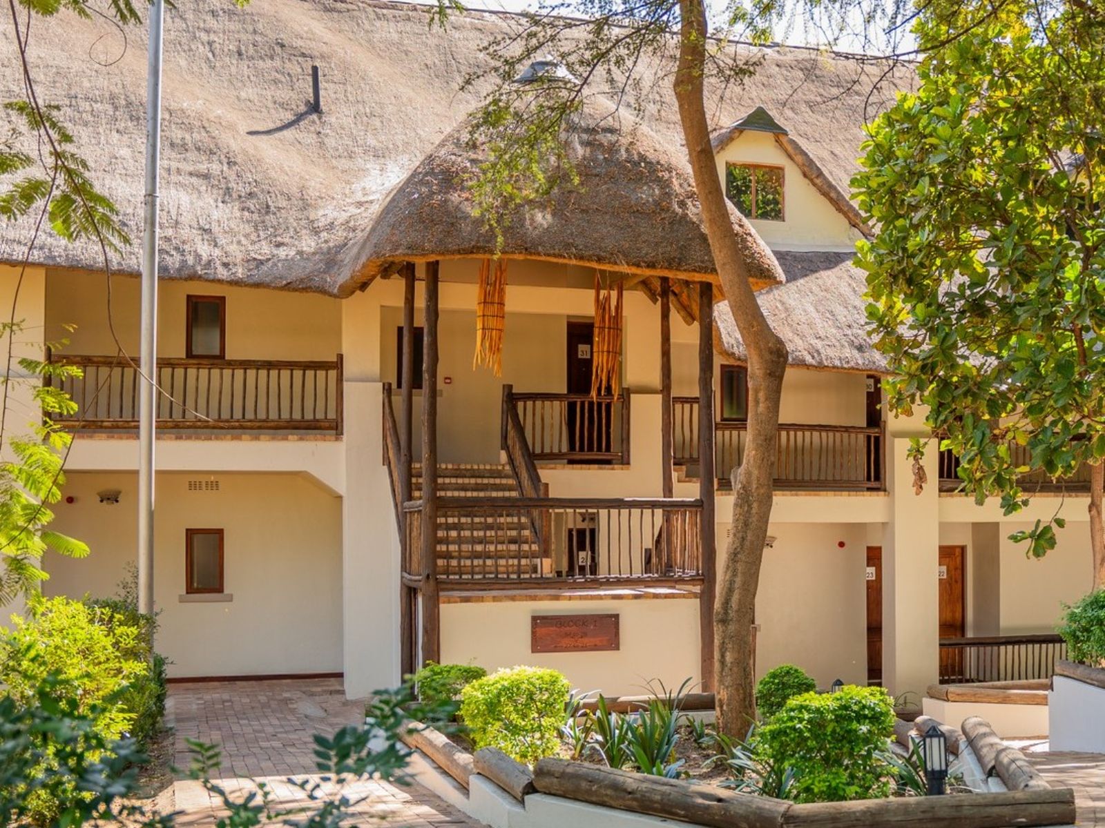 Rondreis Botswana, Chobe NP, Chobe Safari Lodge, vooraanzicht verblijf