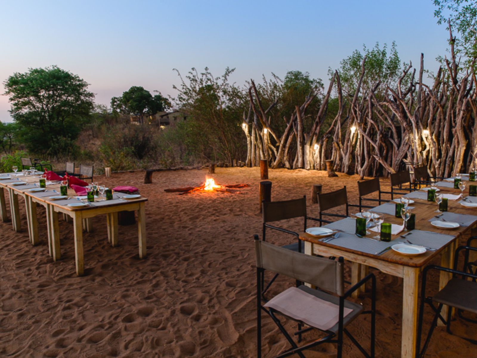 Rondreis Botswana, Ngoma Bridge, Chobe Elephant Camp, kampvuur met eettafels buiten