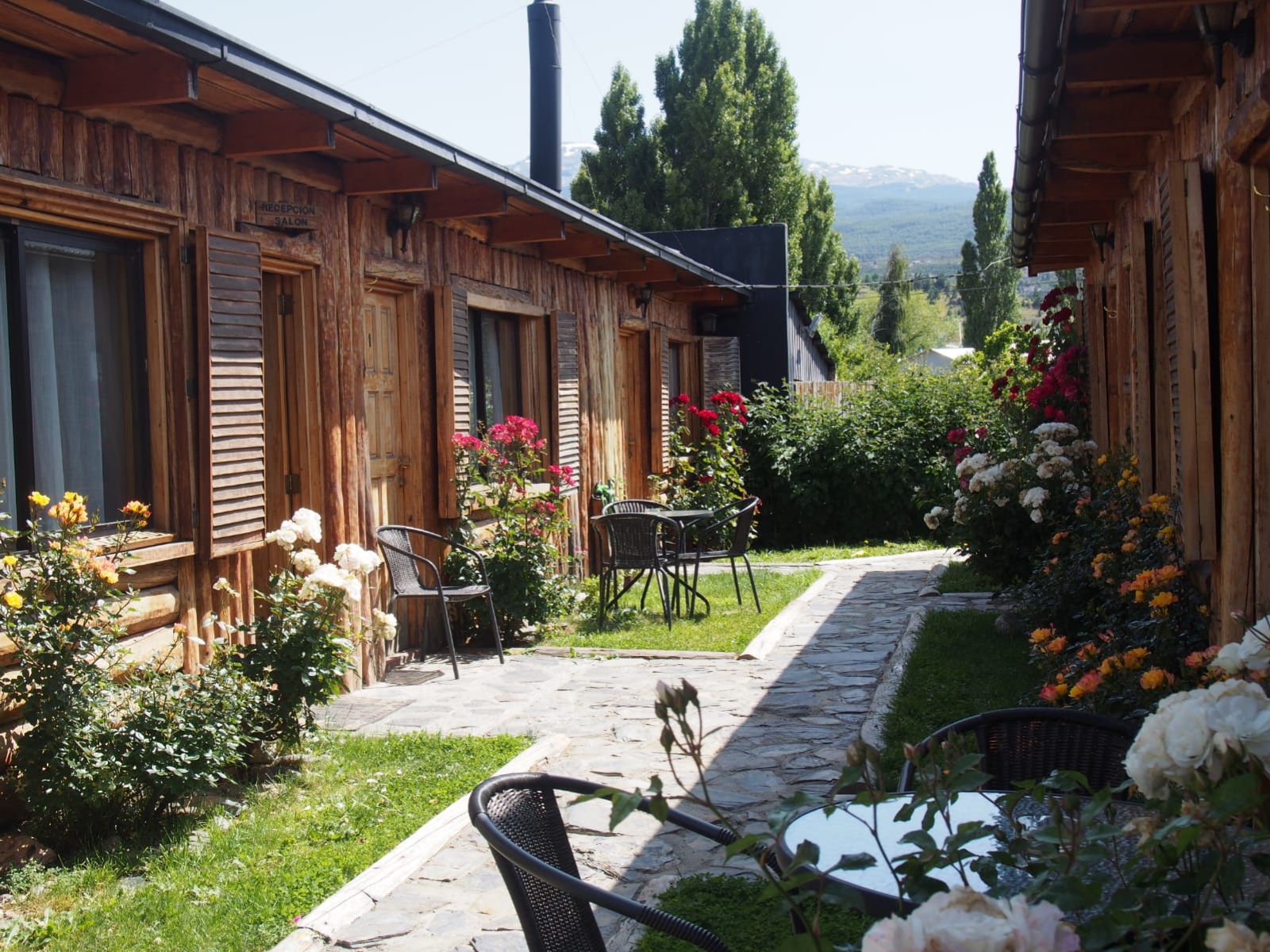 Rondreis Chili, Cochrane, Ultimo Paraiso, buitenaanzicht met terras