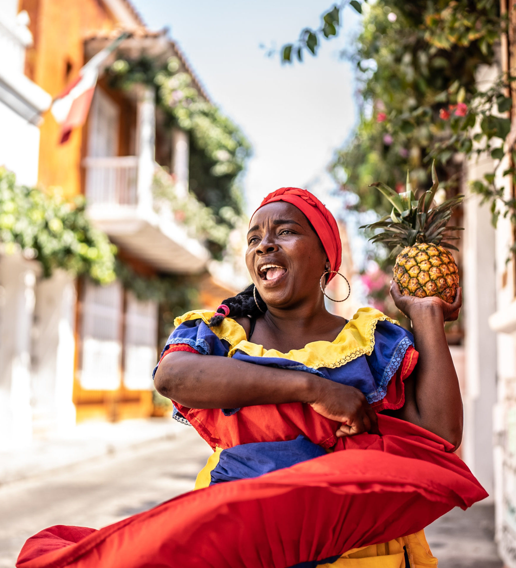 Rondreis Colombia, Cartagena, Palenquera wandelt en danst op straat