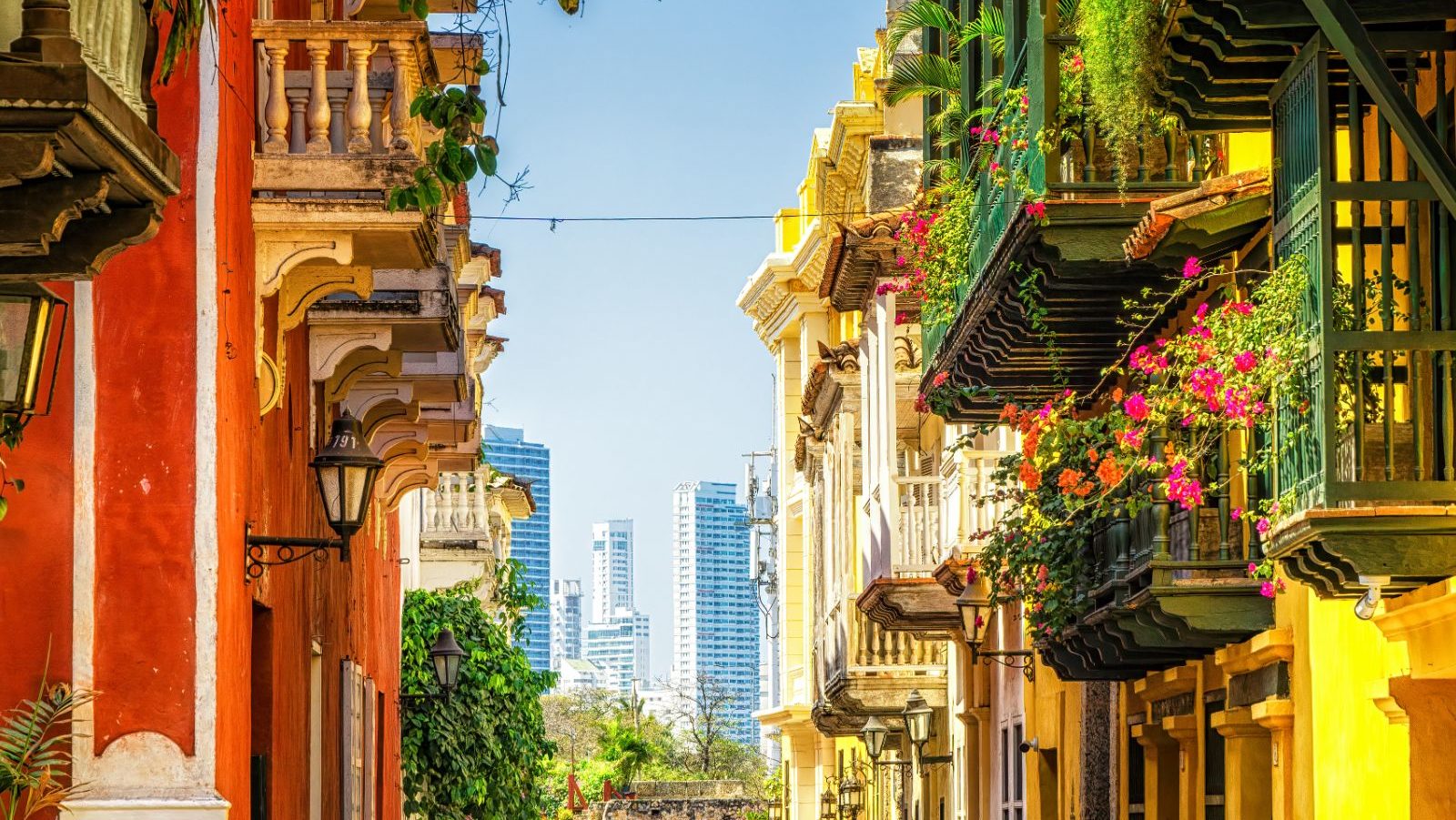 Rondreis Colombia, Cartagena kleurrijke straat