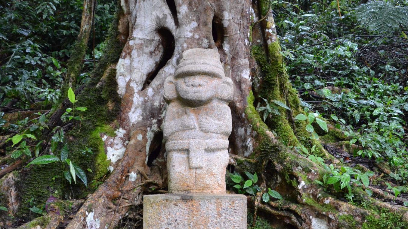 Rondreis Colombia, San Agustin standbeeld voor een boom
