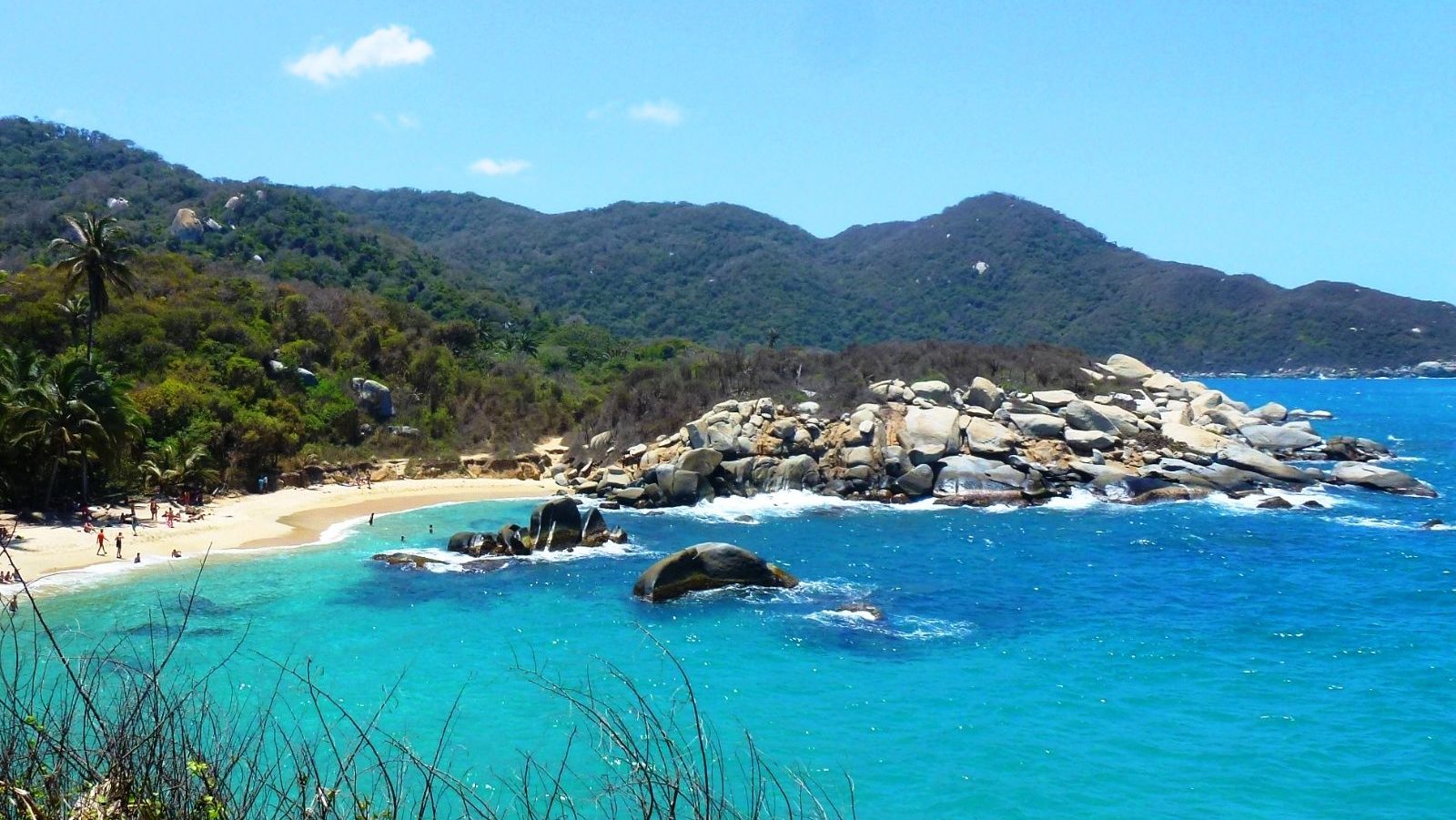 Rondreis Colombia, Tayrona National Park kust met rotsen