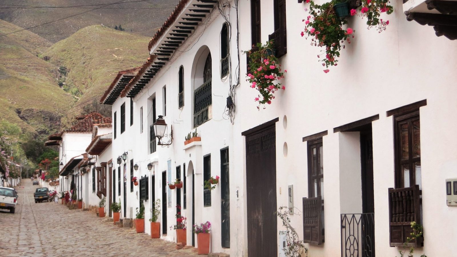 Rondreis Colombia, Villa de Leyva straat met huizen aan de rechtekant