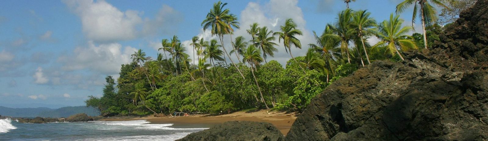 Rondreis Costa Rica, Corcovado, strand zee en rotsen