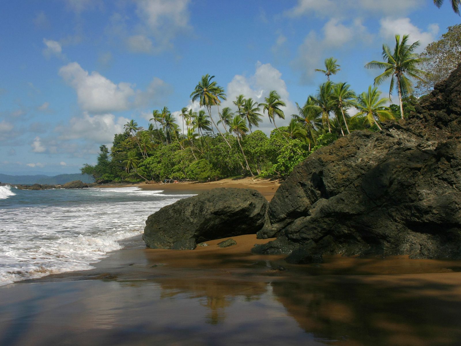 Rondreis Costa Rica, Corcovado, strand zee en rotsen