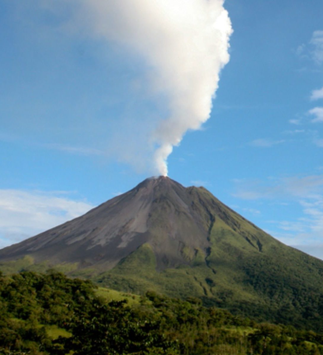 Rondreis Costa Rica, La Fortuna & Arenal, Vulkaan met rook